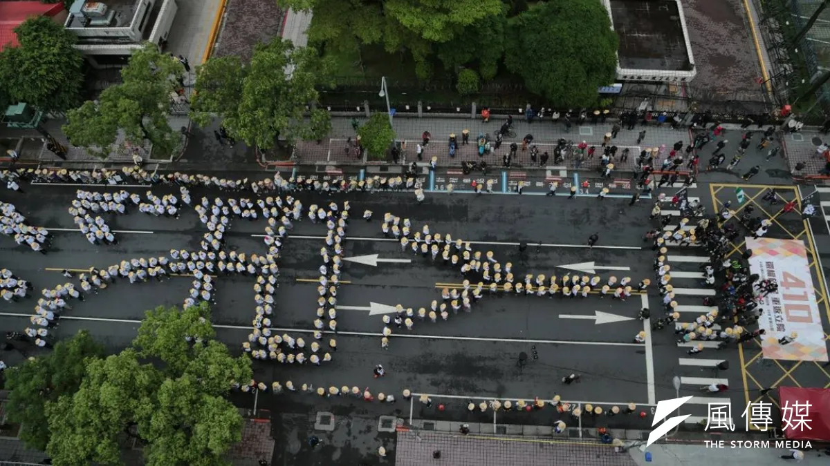 318學運屆滿1周年,多個公民團體,今(10)發起「410還權於民」運動,號召群眾重返立法院,活動結束前,民團在濟南路前排成「人民做主」字樣。(余志偉攝)