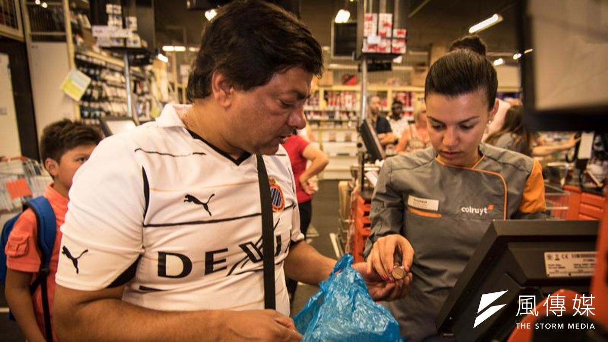 超市收銀台顯現的市場均衡原則,可見諸經濟的各個層面。(洪滋敏攝) 超市收銀台顯現的市場均衡原則,可見諸經濟的各個層面。(洪滋敏攝)