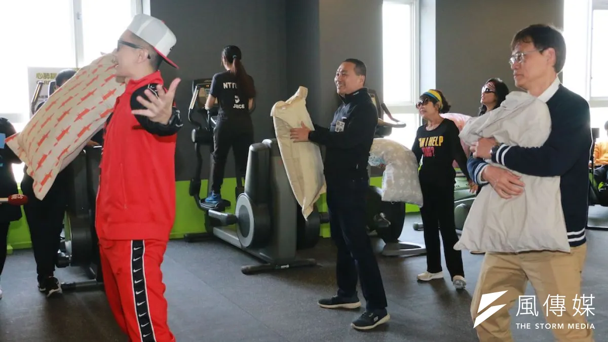 新北第二站運動易利站Easygym新莊店於今(9)日全新開幕,市長侯友宜邀請運動網紅Max老師指導,Max老師以經典老歌「雙人枕頭」。 (圖/李梅瑛攝)