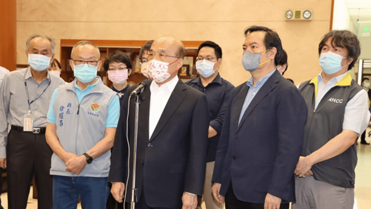 行政院蘇貞昌院長及衛生福利部醫福會王必勝執行長蒞臨苗栗縣視察及指導防疫作為。(圖/衛生局提供) 行政院蘇貞昌院長及衛生福利部醫福會王必勝執行長蒞臨苗栗縣視察及指導防疫作為。(圖/衛生局提供)