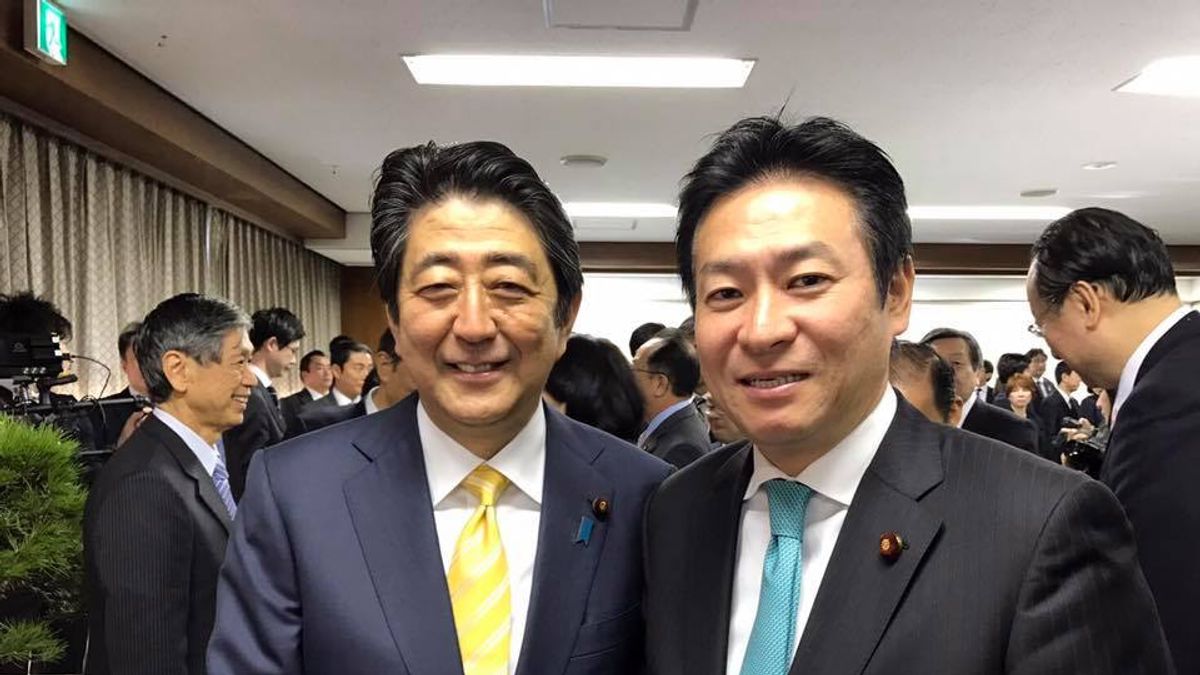 捲入收賄風暴的內閣府副大臣、自民黨眾議員秋元司與日本首相安倍晉三。(翻攝個人臉書) 捲入收賄風暴的內閣府副大臣、自民黨眾議員秋元司與日本首相安倍晉三。(翻攝個人臉書)