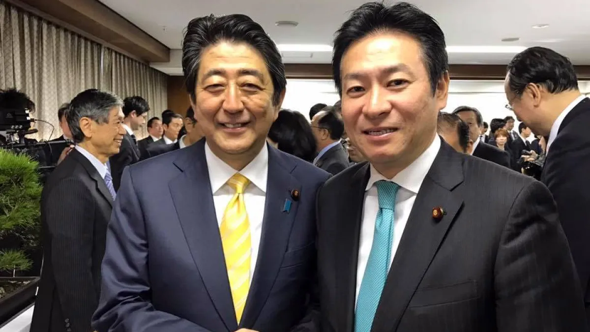 捲入收賄風暴的內閣府副大臣、自民黨眾議員秋元司與日本首相安倍晉三。(翻攝個人臉書)