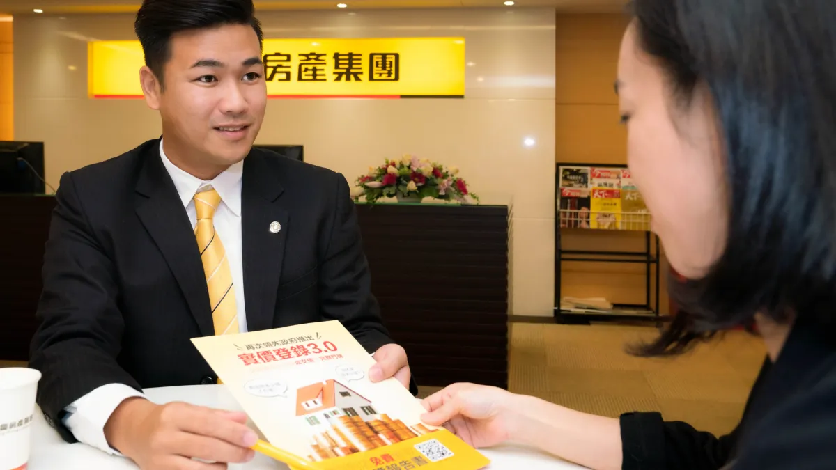 永慶房產集團再創高峰的一大關鍵是-「資訊透明化」的大力推動!自今年8月起,永慶房屋可免費索取「誠實房價報告書」,內有揭露至門牌的成交行情。而自11月起,此成交行情資訊還可在永慶房仲網和永慶快搜APP上免費查詢。(圖/永慶房屋提供)