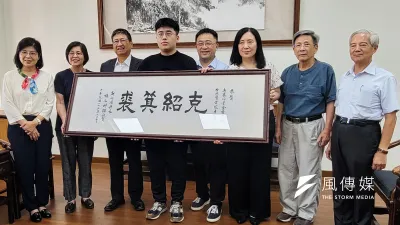 新竹縣長楊文科(左三)頒贈「克紹箕裘」匾額,祝賀賴文紹醫師子承父業,同時鼓勵年輕一代學成之後,回到家鄉為鄉親服務。(圖/方詠騰攝)