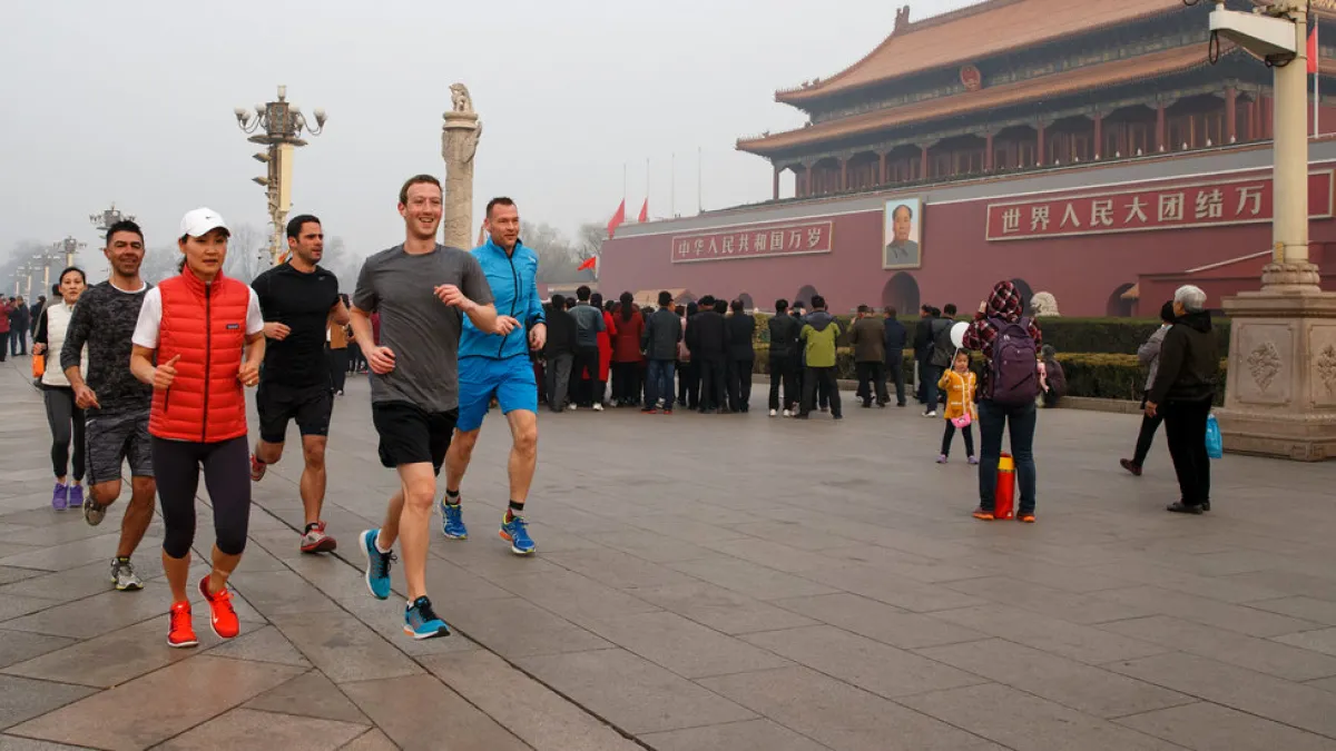 臉書創辦人祖克柏2016年曾在霧霾侵襲之際,在中國天安門慢跑。(Mark Zuckerberg / Facebook)