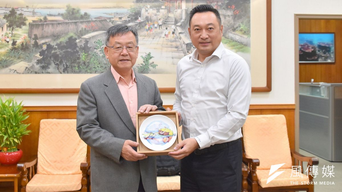 行政院南部聯合服務中心執行長陳政聞(右)特別前往澎湖縣府拜會縣長賴峰偉。(圖/徐炳文攝) 行政院南部聯合服務中心執行長陳政聞(右)特別前往澎湖縣府拜會縣長賴峰偉。(圖/徐炳文攝)