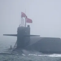 2019年4月23日、中国人民解放軍海軍の創設70周年を記念し、山東省青島で海上閲兵式が行われた。写真は晋級原子力潜水艦「長征10号」。(写真/AP通信) 2019年4月23日、中国人民解放軍海軍の創設70周年を記念し、山東省青島で海上閲兵式が行われた。写真は晋級原子力潜水艦「長征10号」。(写真/AP通信)