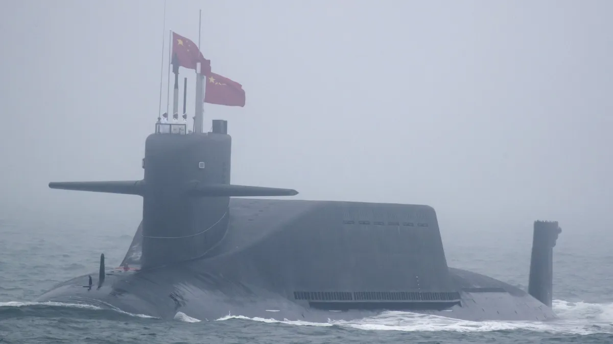 2019年4月23日,中國人民解放軍海軍建軍70周年,在山東青島舉行海上閱兵,晉級核動力潛艦長征10號。(美聯社)