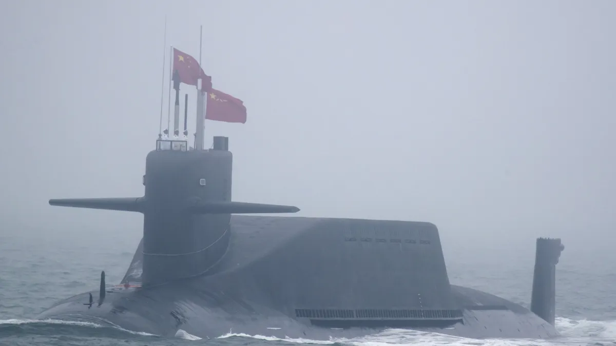 2019年4月23日、中国人民解放軍海軍の創設70周年を記念し、山東省青島で海上閲兵式が行われた。写真は晋級原子力潜水艦「長征10号」。(写真/AP通信)