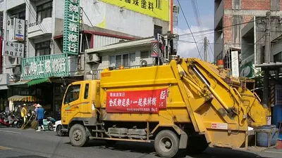 國民黨籍市議員陳麗娜指控南區焚化爐違法代燒外縣市、包涵雲林、台東等6縣市的垃圾,高市府有瀆職之嫌,最快將於本周對市長陳菊提告。圖為雲林縣垃圾車。(取自崙背鄉公所網站)