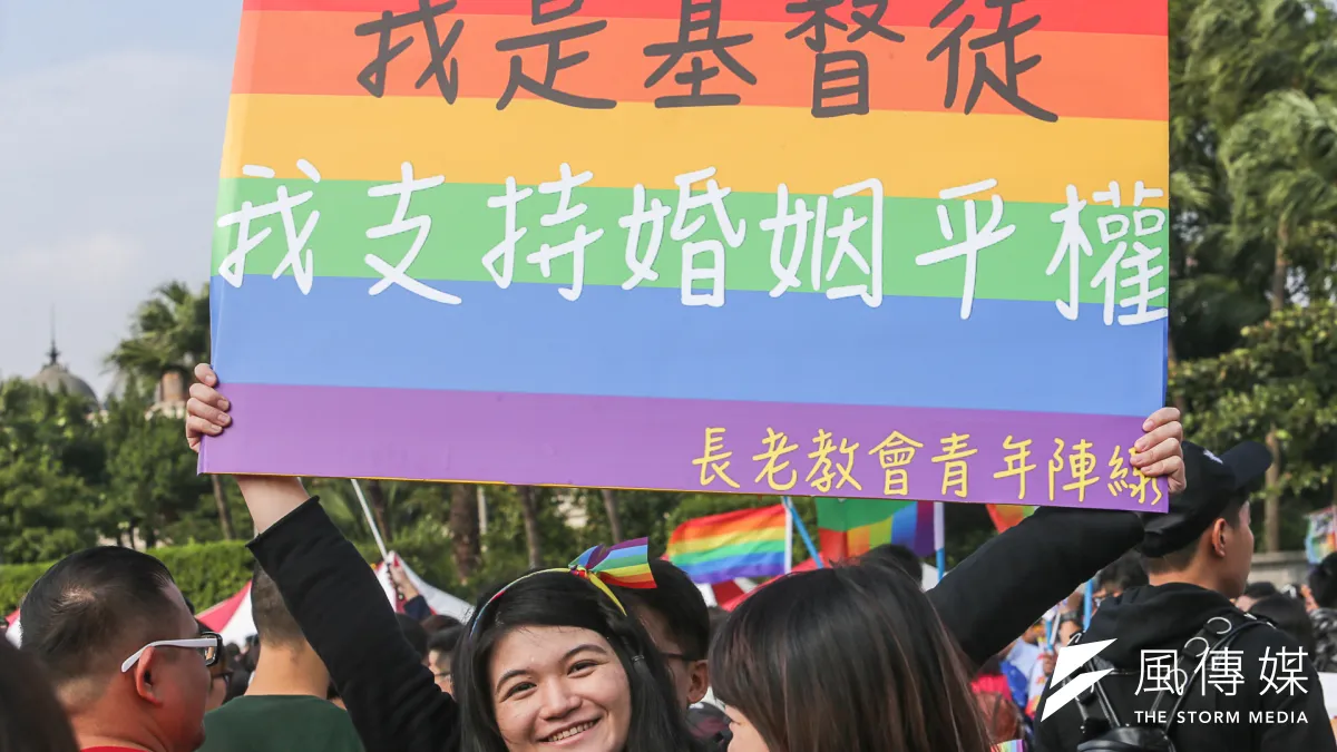 12月上旬時,反同、挺同勢力輪番上街較勁,動輒人數以萬計的大規模動員,聲勢浩大,更引起國內外空前的關注。針對婚姻平權法案,26日出爐的民調資料中有37.8%的民眾贊成,56%反對。(資料照,陳明仁攝)