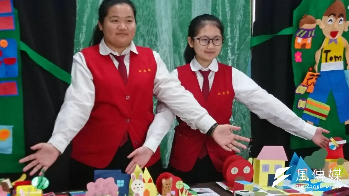 桃園市永平工商幼保科學生張家蓉、張瑀庭參加全國家事技藝競賽,分別獲得教具製作組指定選手及抽籤選手優勝。(圖/范文濱攝)