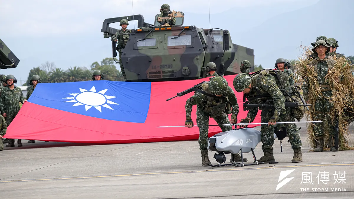 隨著地緣政治加劇、兩岸形勢不斷升溫,我國政府提出「全社會防衛韌性」策略,近年來已逐漸由倡議走向制度建構。圖為戰術型近程無人飛行載具與陸軍的合影。(資料照,劉偉宏攝)