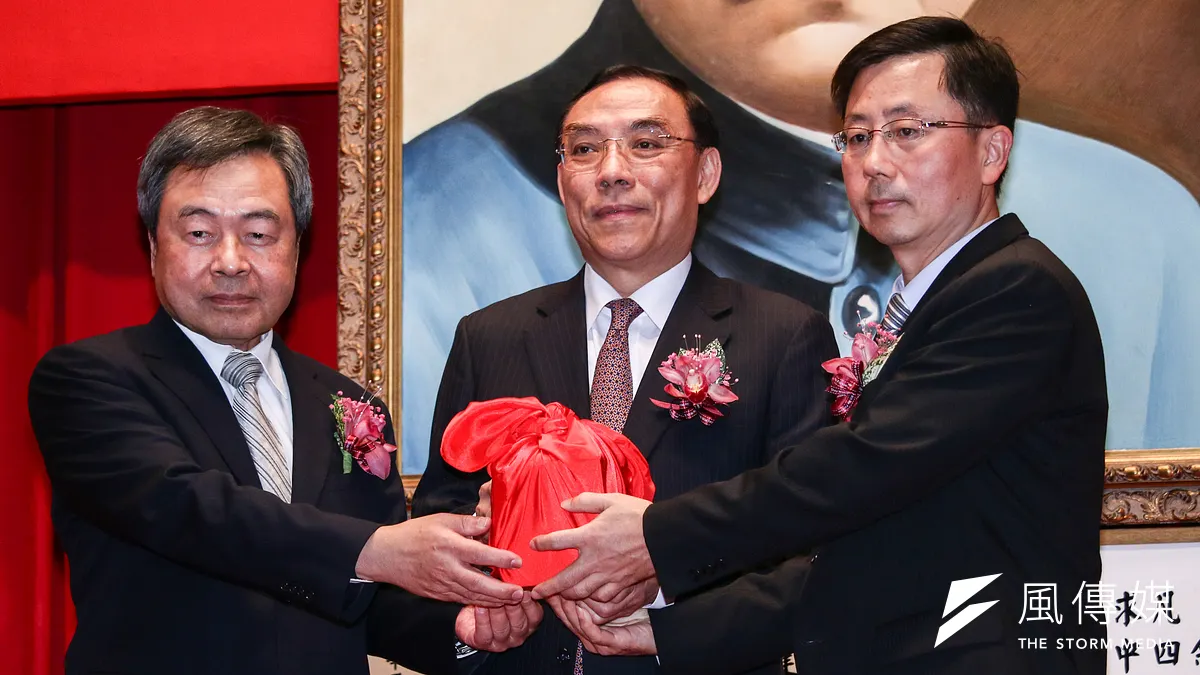 高雄地方檢察署檢察長莊榮松(右)。(資料照,蔡親傑攝)