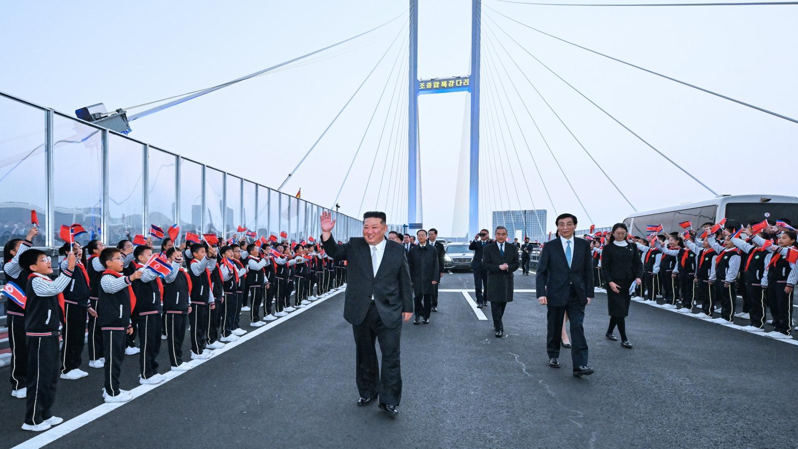 死訊傳聞剛燒完,金正恩第6度訪問中國!抗美援朝紀念日前夕,王滬寧陪同北韓領導人丹東一日遊