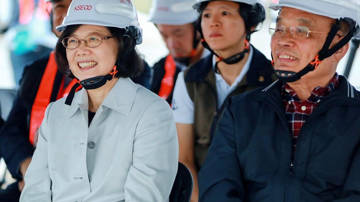 蔡英文參觀淡江大橋「同框蘇貞昌」!被讚任內沒颱風笑了:因為蘇院長比較兇