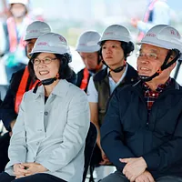 蔡英文前総統(左)と蘇貞昌前行政院長(右)が淡江大橋に並んで現れた。民進党の予備選挙を巡る派閥間の暗闘が激化している。(写真/蔡英文氏フェイスブックより) 蔡英文前総統(左)と蘇貞昌前行政院長(右)が淡江大橋に並んで現れた。民進党の予備選挙を巡る派閥間の暗闘が激化している。(写真/蔡英文氏フェイスブックより)