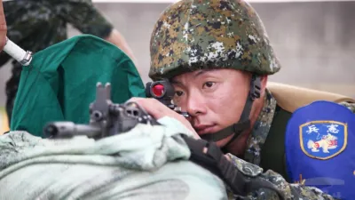 國防部表示,憲兵部隊將採用新式步槍光學瞄準鏡,縮短瞄準與射擊時間,強化應急制變效能,有效進行反恐作戰及維護中樞安全。(軍聞社)