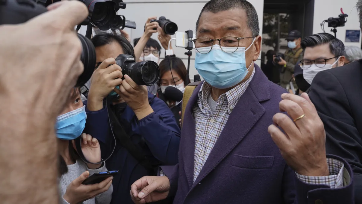 香港警方大舉圍捕民主派知名人士,包括媒體大亨黎智英。(AP)