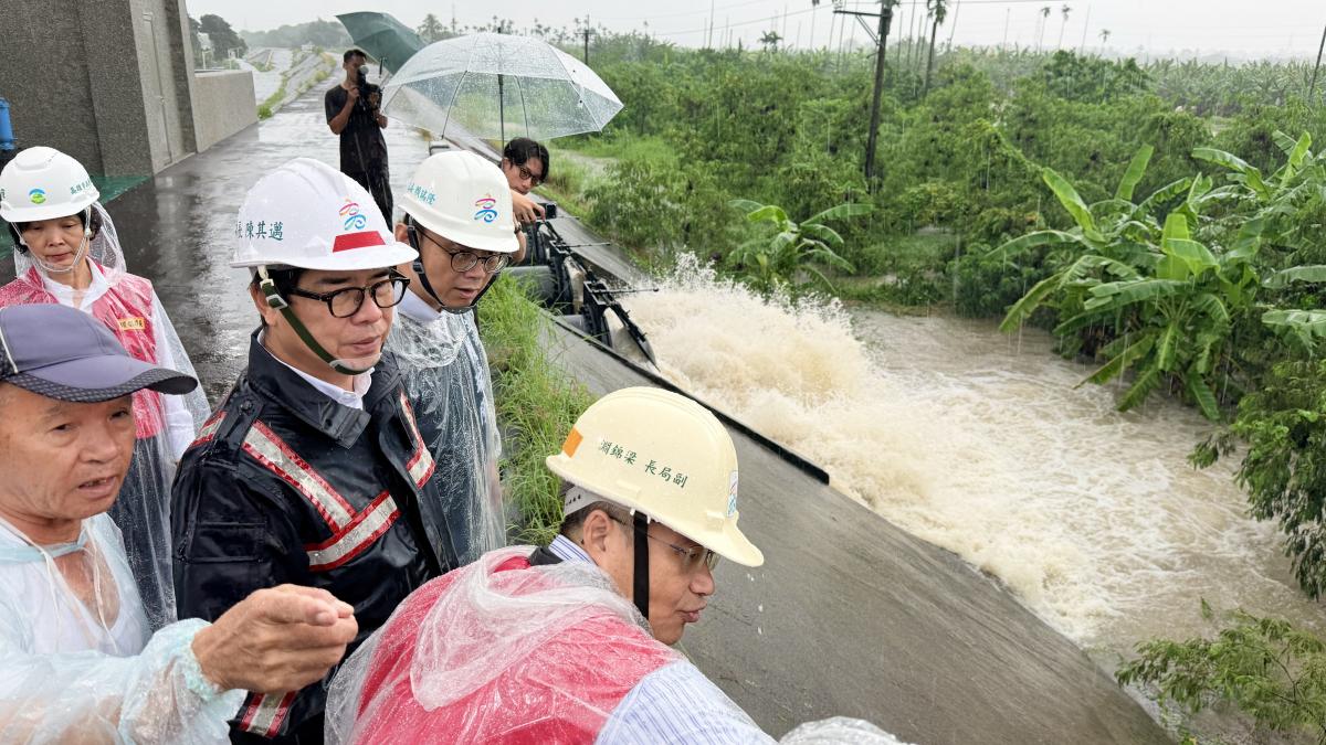 旗美豪雨狂炸!陳其邁視察抽水站:治水工程發揮成效、防汛整備持續精進