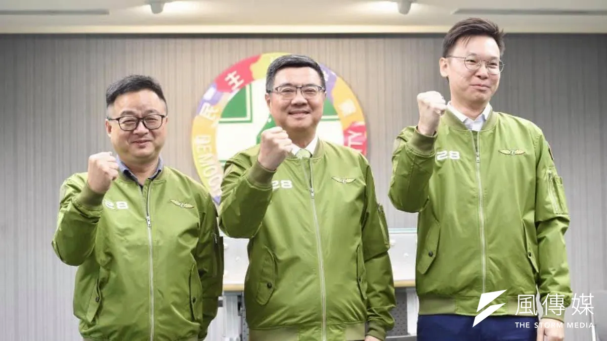 民進黨主席卓榮泰(中)、秘書長羅文嘉(左)、副秘書長林飛帆(右)在常會後記者會,發布一款供黨公職今年選戰使用、前有928字樣的綠色飛行夾克戰袍。(取自卓榮泰臉書)