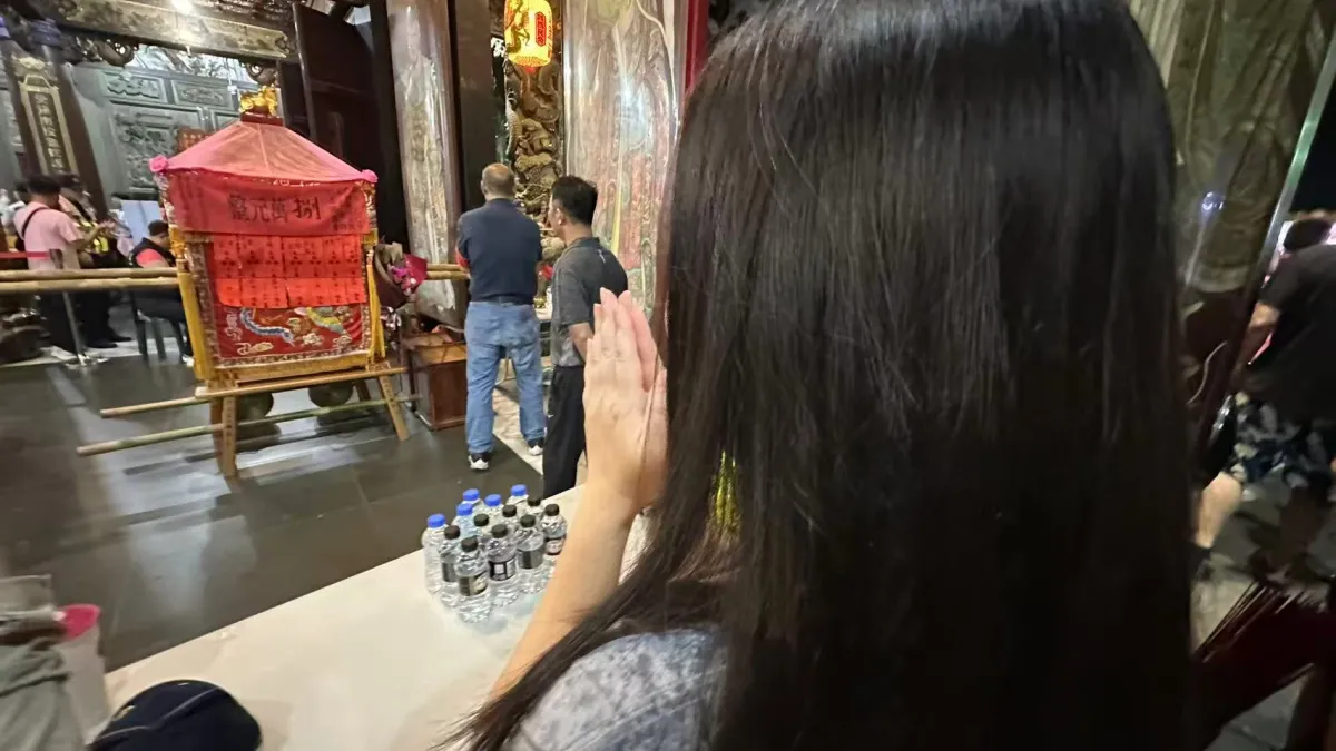 善男信女們祭拜白沙屯媽祖聖駕,祈求國泰民安、家人健康、事業順利。(呂政璋提供)