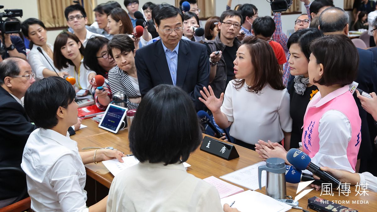 前瞻基礎建設公聽會10日登場,藍委李彥秀、曾銘宗等因新北市經發局長施威全無法入內旁聽,與主席邱議瑩於台前進行討論。(顏麟宇攝) 前瞻基礎建設公聽會10日登場,藍委李彥秀、曾銘宗等因新北市經發局長施威全無法入內旁聽,與主席邱議瑩於台前進行討論。(顏麟宇攝)