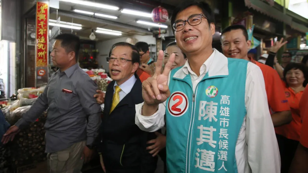 選前衝刺,民進黨高雄市長候選人陳其邁在駐日代表謝長廷陪同下,從三鳳中街到三塊厝站徒步掃街,謝特別指出減少鐵路地下化負擔是陳其邁的功勞。(陳其邁辦公室提供)