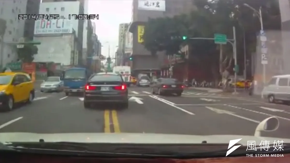 從網友拍攝的影片可看到蔡正元座車(左方黑色轎車)跨越雙黃線逆向行駛,明顯違規。(取自YouTube)