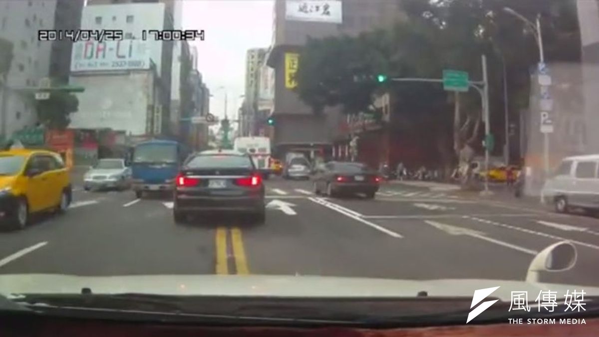 從網友拍攝的影片可看到蔡正元座車(左方黑色轎車)跨越雙黃線逆向行駛,明顯違規。(取自YouTube) 從網友拍攝的影片可看到蔡正元座車(左方黑色轎車)跨越雙黃線逆向行駛,明顯違規。(取自YouTube)