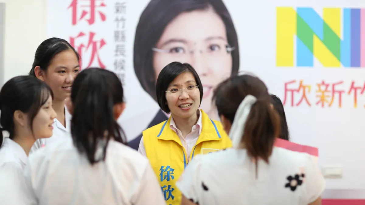 新竹女中學生聯訪新竹縣長候選人徐欣瑩,對她的學習及從政之路充滿好奇。(圖/徐欣瑩辦公室提供)