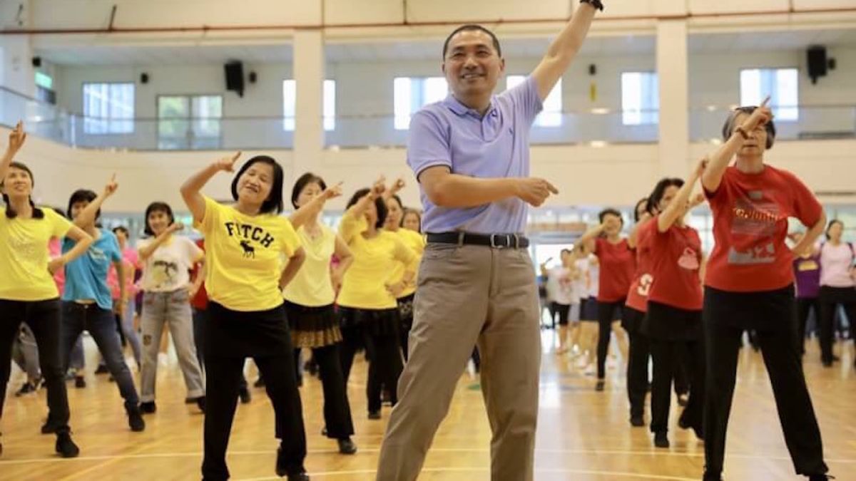 文化宿舍爭議雖然引來藍綠陣營各自發揮,但根據TVBS最新民調顯示,新北市長後選人侯友宜的支持度卻不降反升,30~39歲中間選民支持度反而大幅提升。(圖/侯友宜辦公室提供) 文化宿舍爭議雖然引來藍綠陣營各自發揮,但根據TVBS最新民調顯示,新北市長後選人侯友宜的支持度卻不降反升,30~39歲中間選民支持度反而大幅提升。(圖/侯友宜辦公室提供)