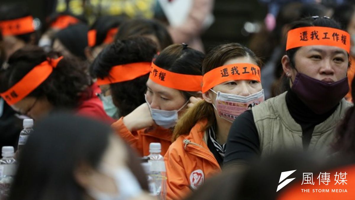 前國道收費員及大學生,今早,在交通部前抗議時,突然衝進交通部內,造成交通部現場大亂。(余志偉攝) 前國道收費員及大學生,今早,在交通部前抗議時,突然衝進交通部內,造成交通部現場大亂。(余志偉攝)