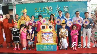 「2019新北市潑水節」將於14日在中和區華新街登場,以「石來運轉」為主題,融入緬甸文化,今(9)日記者會文化局局長蔡佳芬與市議員陳錦錠、立委參選人張智倫、市議員邱烽堯等宣示啟動。(圖/李梅瑛攝)