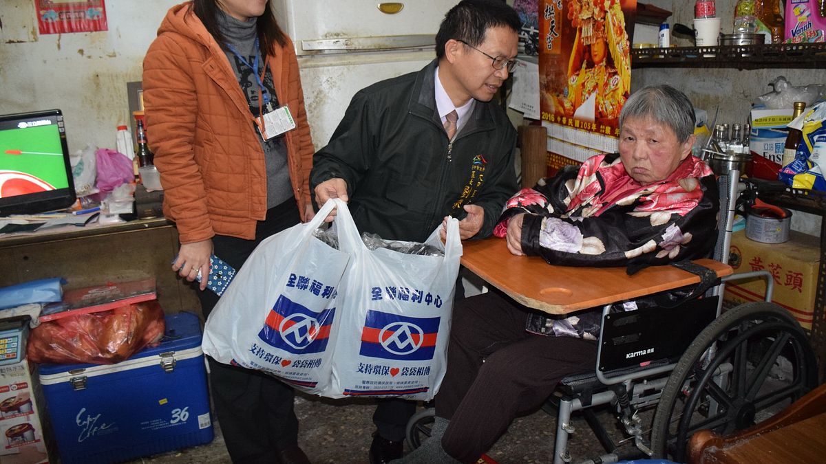 倆夫妻失憶又行動不便 大甲區長探望承諾協助所需 倆夫妻失憶又行動不便 大甲區長探望承諾協助所需