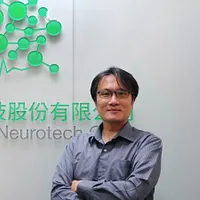 宏智生醫の創業者・劉益宏教授は、機械工学から脳神経科学へと領域を広げ、AIと脳波技術を融合させた科学的精神医療の推進に取り組んでいる。早期スクリーニングと精密診断の向上を目指し、チームを率いて世界初のうつ病AI医療機器を開発した。 宏智生醫の創業者・劉益宏教授は、機械工学から脳神経科学へと領域を広げ、AIと脳波技術を融合させた科学的精神医療の推進に取り組んでいる。早期スクリーニングと精密診断の向上を目指し、チームを率いて世界初のうつ病AI医療機器を開発した。