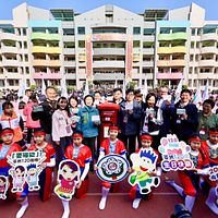 苓洲國小120週年紀念公共藝術揭幕,陳其邁參與「相約2036」時光明信片活動,寫上對苓洲國小的祝福與期許,見證母校走過二個甲子。(圖/高市府提供) 苓洲國小120週年紀念公共藝術揭幕,陳其邁參與「相約2036」時光明信片活動,寫上對苓洲國小的祝福與期許,見證母校走過二個甲子。(圖/高市府提供)