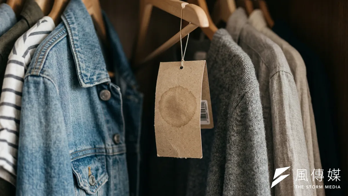 說到平價服飾,不少人第一時間想到UNIQLO、NET,但思夢樂卻因為招牌和陳列風格,長期讓不少人「路過很多次卻從沒想進去」。(示意圖/AI生成)
