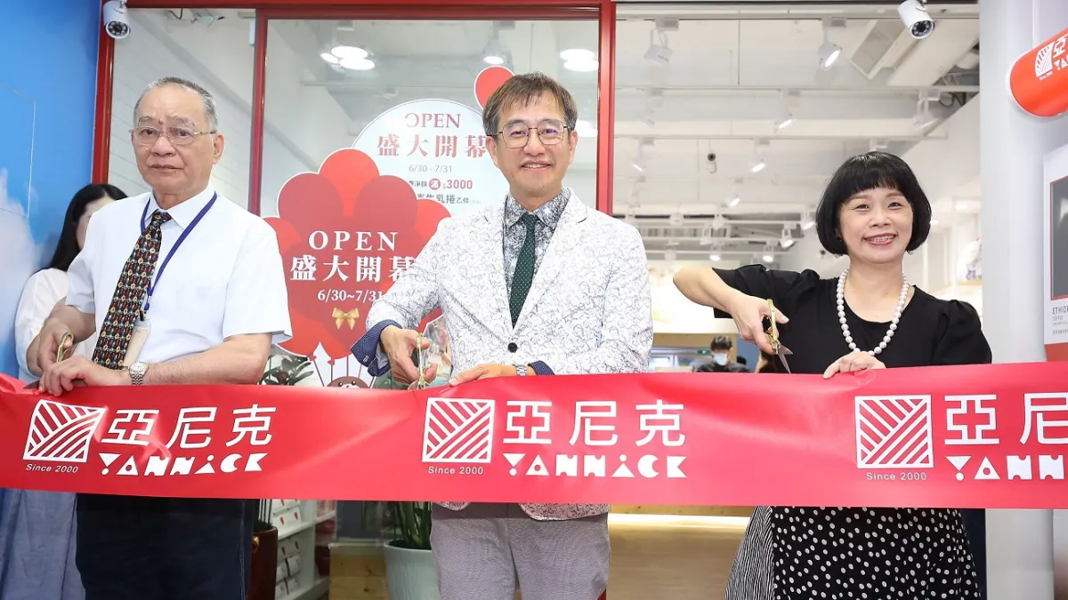 西門店開幕由營銷處門市部顧問黃煌元、董事長吳宗恩、喜思整合行銷公司執行長黃子容共同揭幕(由左至右)(圖/亞尼克)
