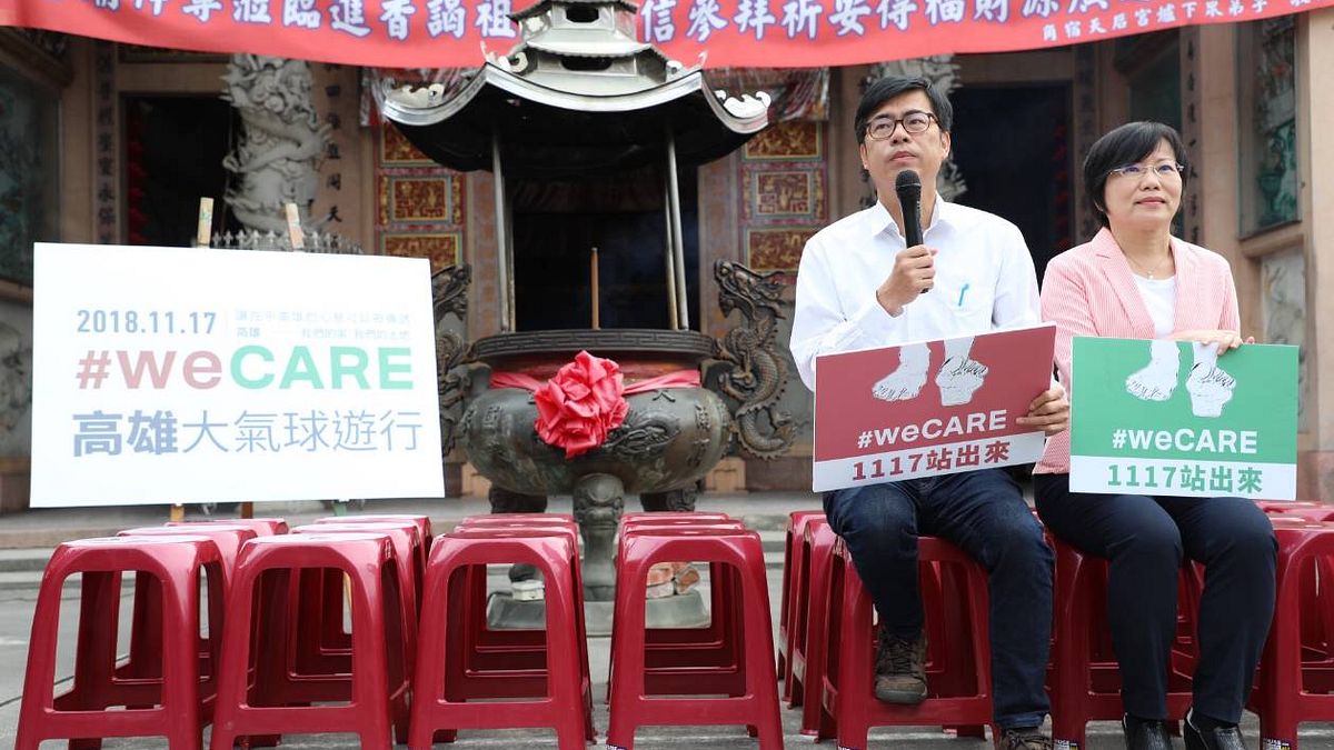 民進黨高雄市長候選人陳其邁16日上午和總幹事召集人劉世芳(左)舉行挺WECARE行動記者會。陳其邁也向日前遭韓粉臉書洗版的歌手詹雅雯喊話「妳沒有錯」。(陳其邁辦公室提供) 民進黨高雄市長候選人陳其邁16日上午和總幹事召集人劉世芳(左)舉行挺WECARE行動記者會。陳其邁也向日前遭韓粉臉書洗版的歌手詹雅雯喊話「妳沒有錯」。(陳其邁辦公室提供)