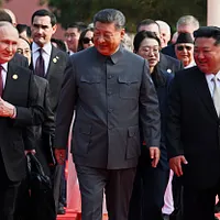 ロシアのプーチン大統領と北朝鮮の金正恩総書記が北京で中国の習近平国家主席と共に九三軍事パレードに出席(AP通信) ロシアのプーチン大統領と北朝鮮の金正恩総書記が北京で中国の習近平国家主席と共に九三軍事パレードに出席(AP通信)