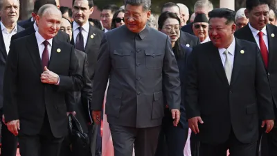北韓領導人金正恩(右)與俄羅斯總統普京(左)、中國國家主席習近平(中)一同參加九三閱兵,不過罕為人知的是,北韓與台灣曾有一段秘密外交史。(資料照,美聯社)