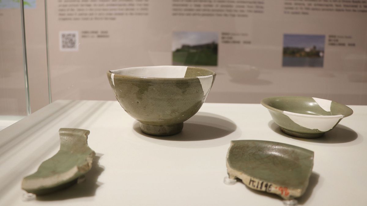 十三行博物館「海上瑰寶-臺灣古代海路交流特展」,展示近百件臺灣4000年來的貿易精品,首次在臺展出日本琉球王國時期的中國貿易瓷,最吸睛! (圖/新北市十三行博物館提供) 十三行博物館「海上瑰寶-臺灣古代海路交流特展」,展示近百件臺灣4000年來的貿易精品,首次在臺展出日本琉球王國時期的中國貿易瓷,最吸睛! (圖/新北市十三行博物館提供)
