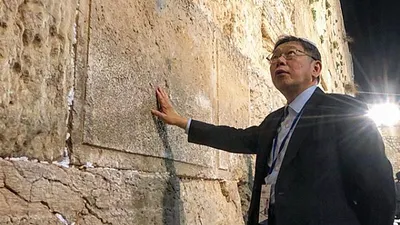 台北市長柯文哲在哭牆前。(台北市政府提供)