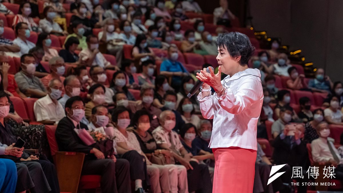 聲樂家簡文秀在父親節這天,以情深依舊主題帶動國父紀念館中 2500位觀眾戴口罩大合唱。(圖/陳又嘉) 聲樂家簡文秀在父親節這天,以情深依舊主題帶動國父紀念館中 2500位觀眾戴口罩大合唱。(圖/陳又嘉)