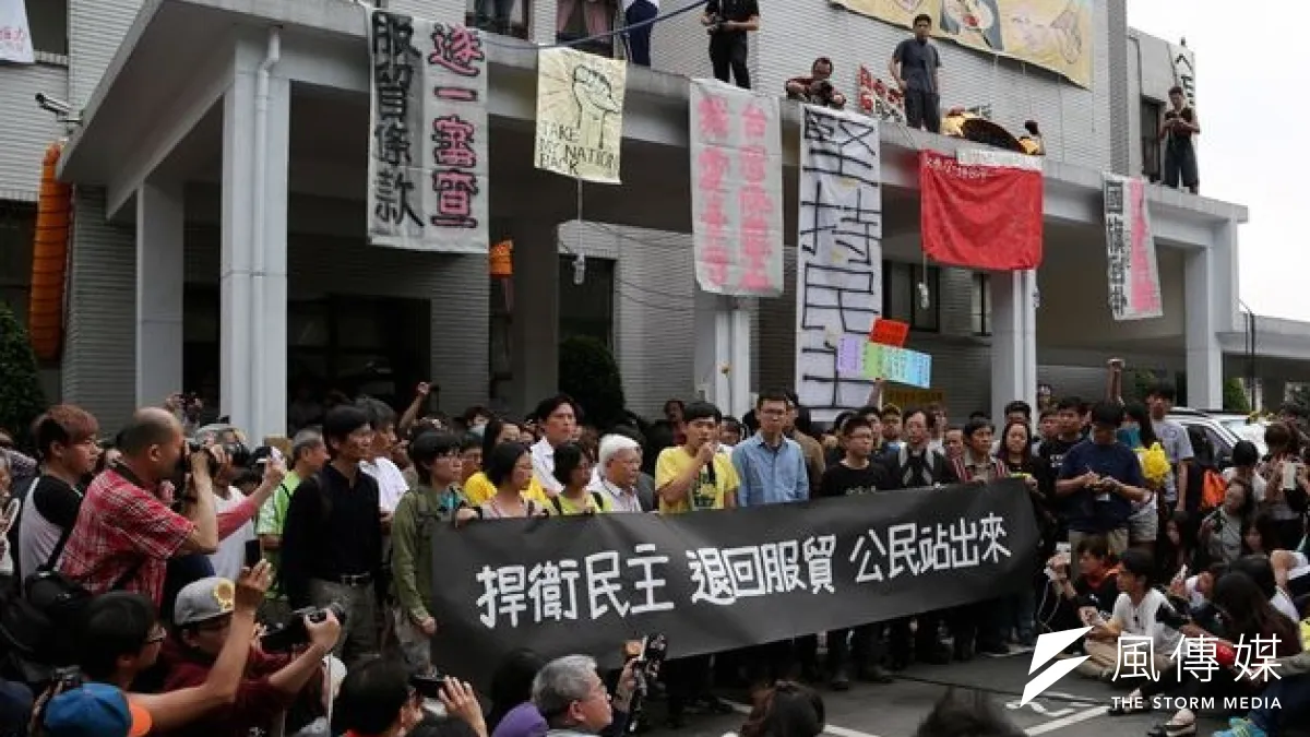 反服貿學生佔領立院11天,馬政府仍未無法和學生取得共識。圖為學生佔領立法院第10天,運動總指揮林飛帆、陳為廷舉行記者會。(余志偉攝)