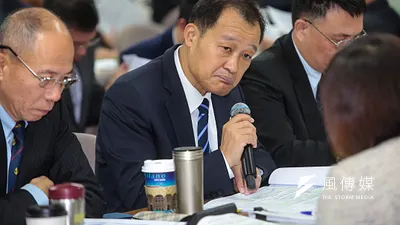 軍備局長房茂宏(中)表示,新式輪型迫砲車的特點就是火力強大,能夠快速抵達、變換射擊位置。(顏麟宇攝)