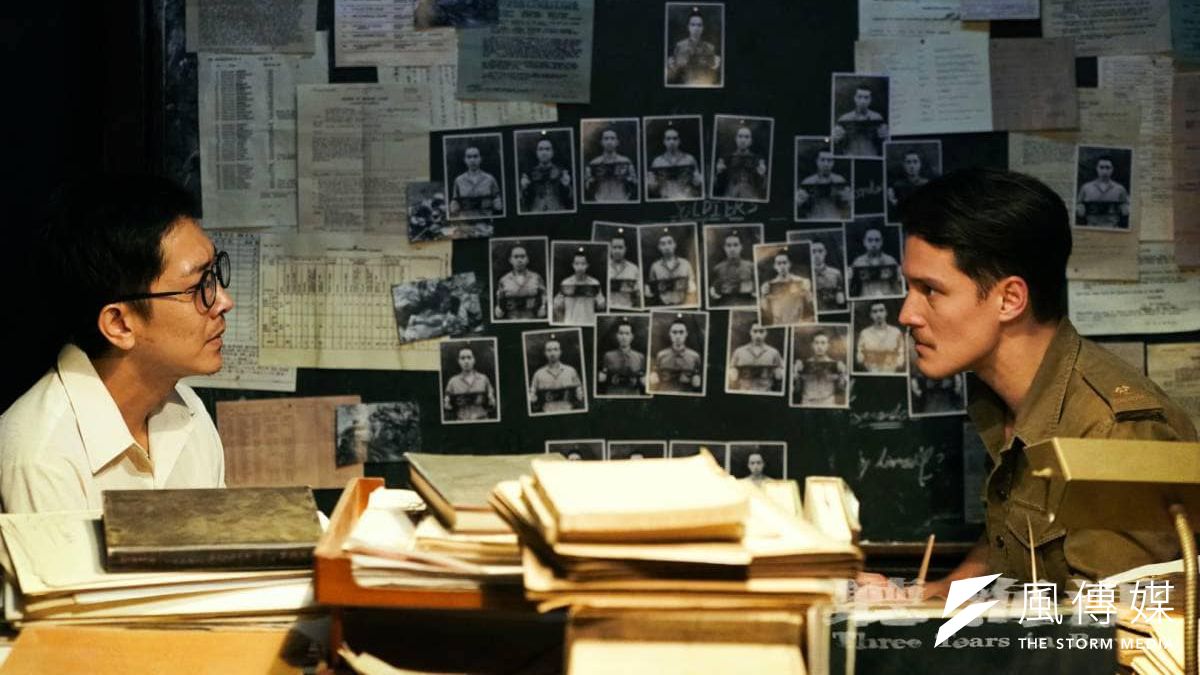 戰爭期間被派駐到動盪的北婆羅洲的羅進福(左施名帥飾)與澳洲軍事檢察官(右周厚安飾)日本在戰俘營的暴行。(聽海湧臉書粉絲頁) 戰爭期間被派駐到動盪的北婆羅洲的羅進福(左施名帥飾)與澳洲軍事檢察官(右周厚安飾)日本在戰俘營的暴行。(聽海湧臉書粉絲頁)