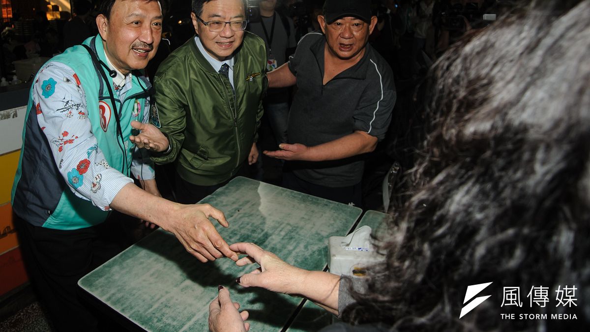 民進黨主席卓榮泰(左二)14日陪同三重立委補選候選人余天(左一)掃街,受訪時表示在過年跟很多朋友、團體、政黨都見過面,談的都是「社會大對話。」(甘岱民攝) 民進黨主席卓榮泰(左二)14日陪同三重立委補選候選人余天(左一)掃街,受訪時表示在過年跟很多朋友、團體、政黨都見過面,談的都是「社會大對話。」(甘岱民攝)