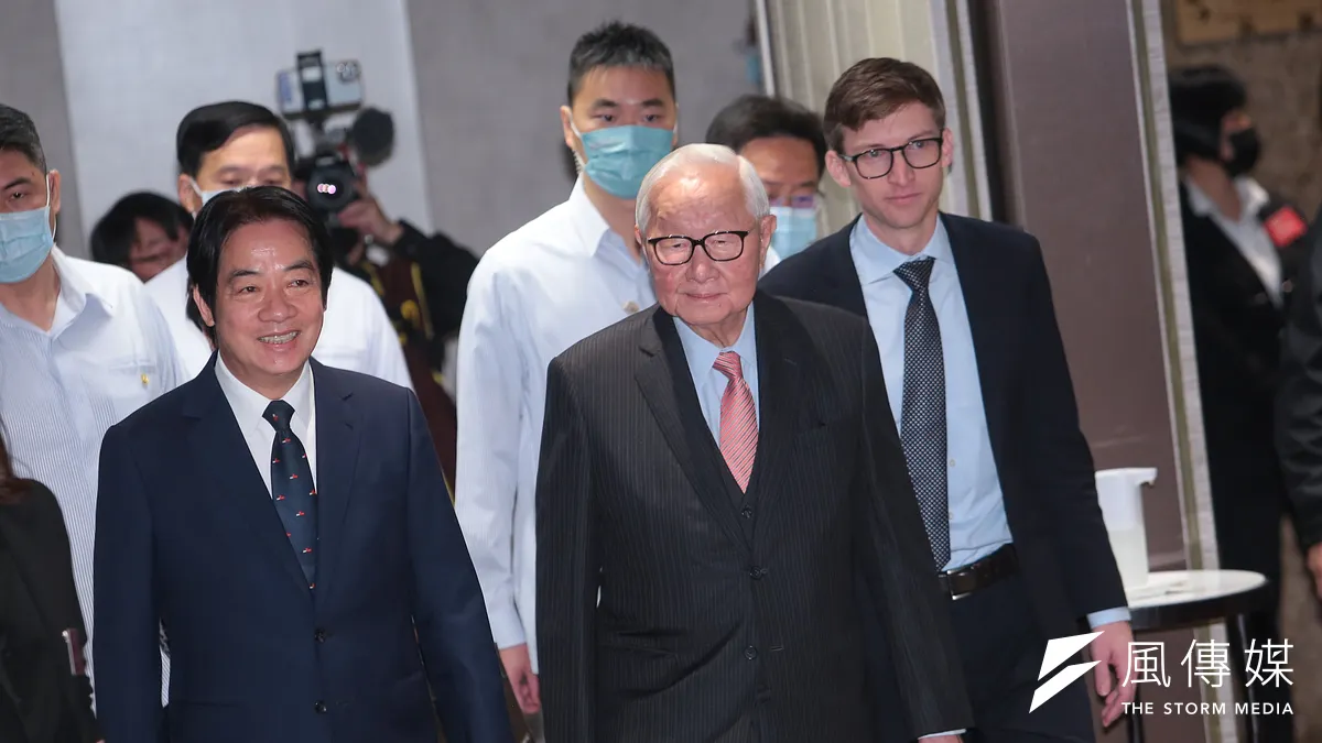 副總統賴清德(左)、台積電創辦人張忠謀(中)、「晶片戰爭」作者 Chris Miller (右)16日出席「2023半導體世紀對談-全球晶片戰爭與台灣的關鍵實力」。(顏麟宇攝) 副總統賴清德(左)、台積電創辦人張忠謀(中)、「晶片戰爭」作者 Chris Miller (右)16日出席「2023半導體世紀對談-全球晶片戰爭與台灣的關鍵實力」。(顏麟宇攝)